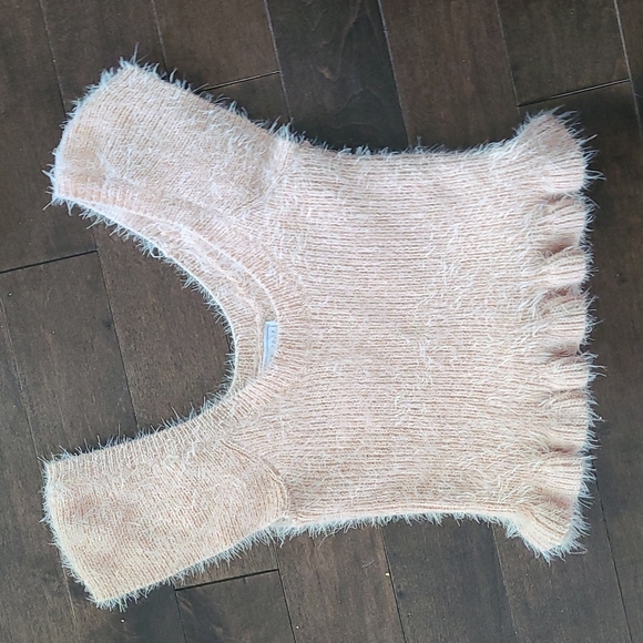 NWOT Pink Fuzzy Short Sleeve Crop Top - Picture 4 of 9